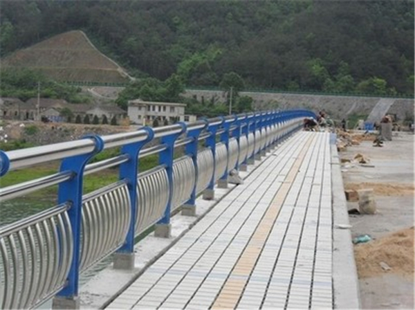 丽水不锈钢桥梁护栏的特性及其在现代建筑中的应用